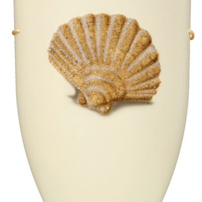 Cremefarbene Biourne mit Relief Jakobsmuschel aus echtem Sand verziert.