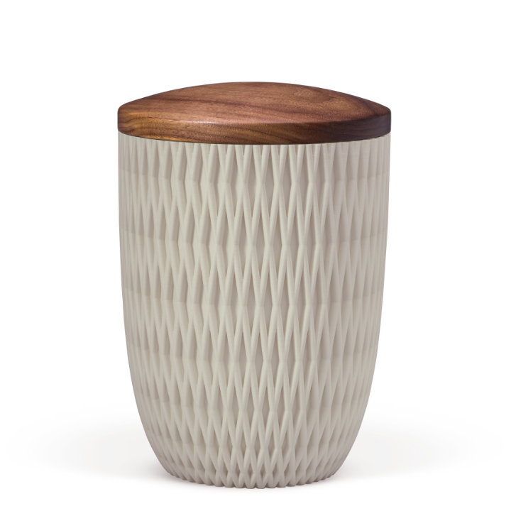 Moderne Urne aus dem 3-D-Druck. Beige velours mit einem massivem Deckel aus Nussbaum.